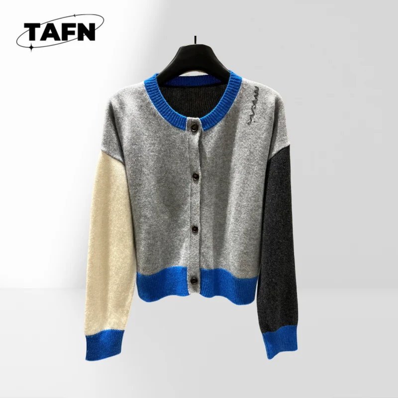 

100% Wool Women's Classic Cashmere Cardigan – Vintage Design for Casual Settings in 2025 Perfect for Casual Occasions AJ1203