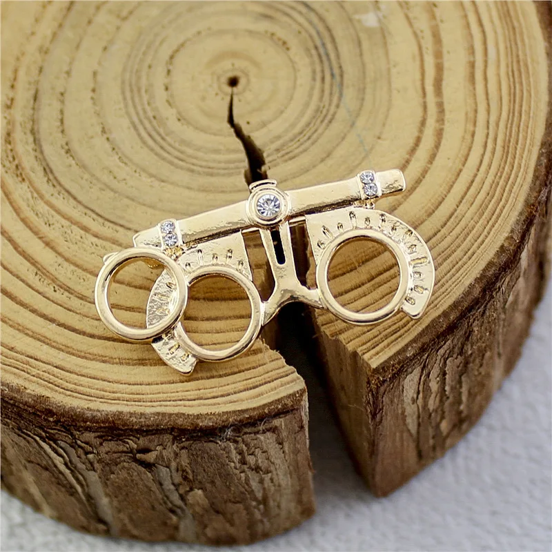 التصميم الأصلي يوم العين العالمي الرائدة إبرة مكافحة قصر النظر العين بروش طبيب العيون هدية ارتداء اليومي #4