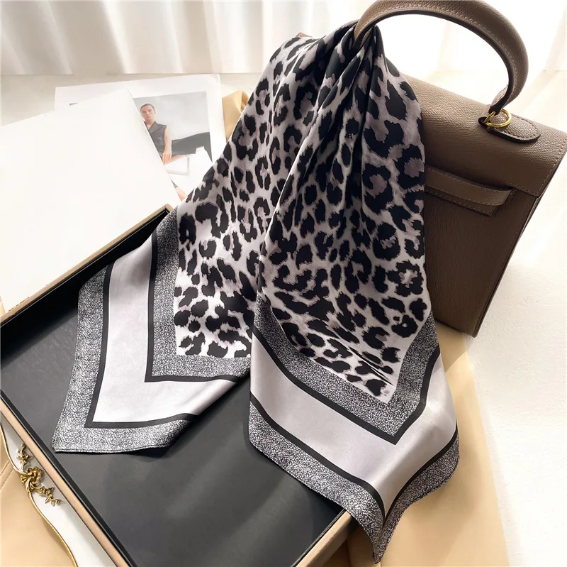 Modischer 70 * 70 cm Schal mit Leopardenmuster für Damen, Frühling/Sommer, weiche Satinränder, quadratisches Bandana, Sonnenschutzschals – Detail 5