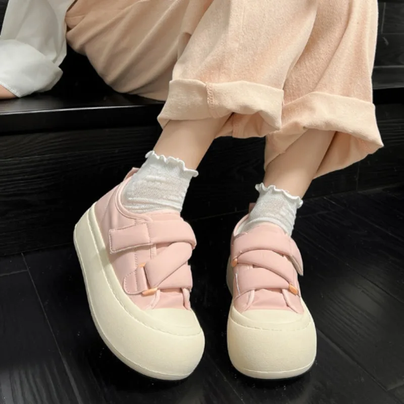 Buty damskie z okrągłym noskiem śliczne Kawaii obuwie damskie różowe wysoko na platformie bawełniane tanie nowe 2024 miejskie jesienne buty na co