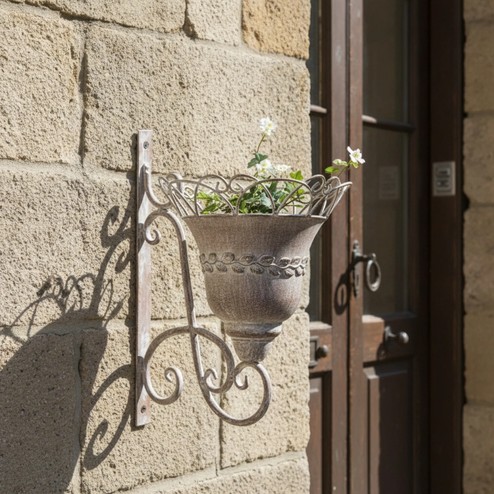 Wall Planter with Bracket Distressed Wall-Mounted Planter Iron Flower Holder Sturdy Hanging Flower Holder Space-Saving