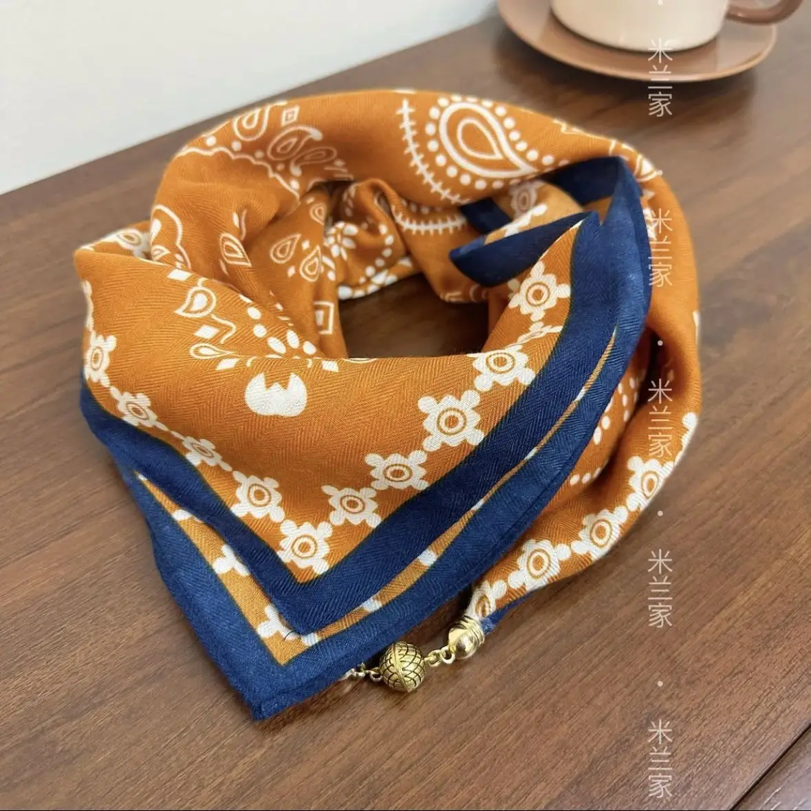 Элегантный треугольный шелковый шарф с магнитной застежкой: идеально подходит для зимы, тепла и универсальный.