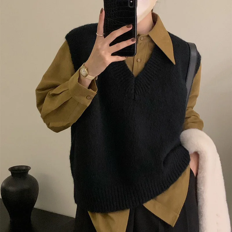 Gilet da donna in maglia grigia con scollo a V caldo e confortevole autunno e inverno, gilet senza maniche alla moda nero semplice e squisito