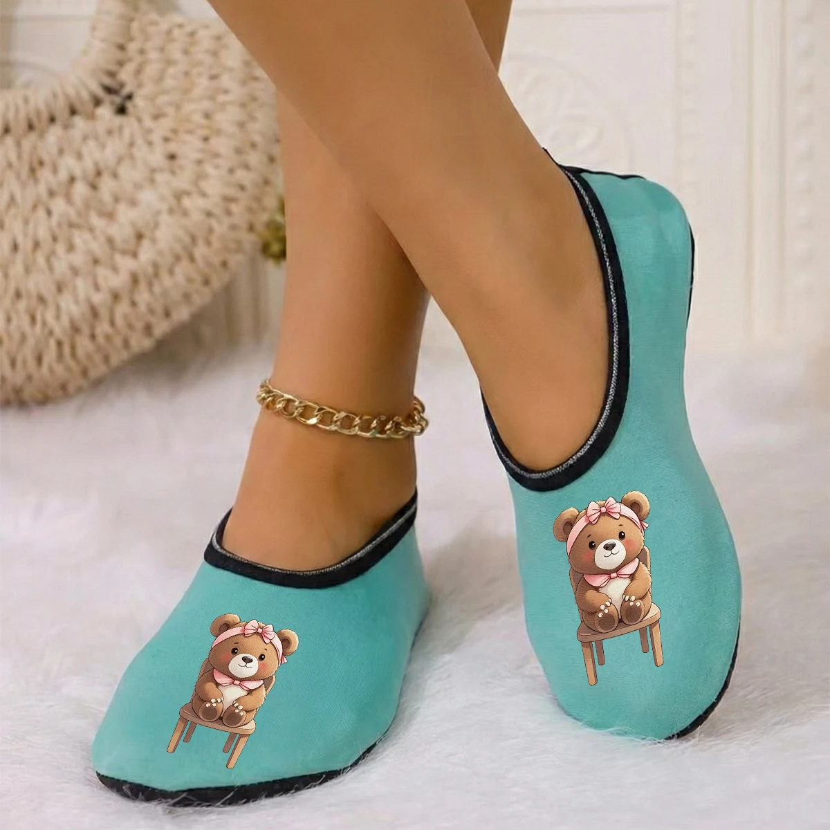 شبشب أرضي لطيف للزوجين يمكن ارتداؤه في الفصول الأربعة مطبوع عليه دمية دب من جلد الغزال عالي المرونة ومضاد للانزلاق #4