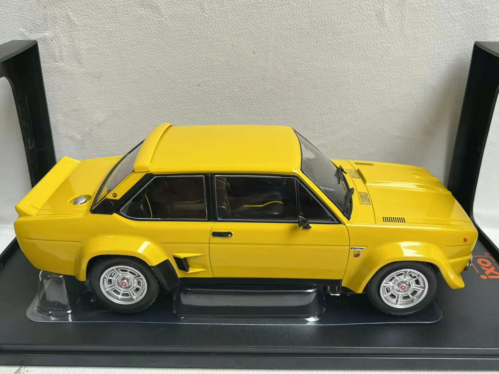 دييكاست IXO 1/18 مقياس فيات 131 أبارث 1980 فيات نموذج سيارة سبيكة سيارة نموذج تحصيل لعبة هدية تذكارية عرض حلية