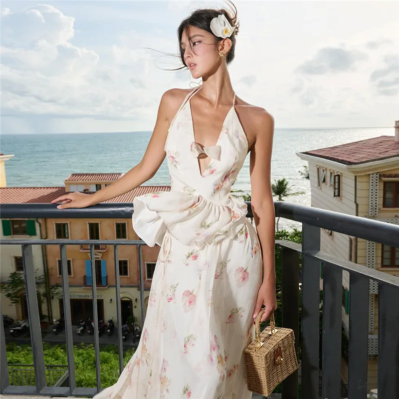 

Летний модный комплект 2026: топ с глубоким V-образным вырезом и цветочным принтом в нежном стиле, утягивающий фигуру, и юбка с высокой талией для женщин