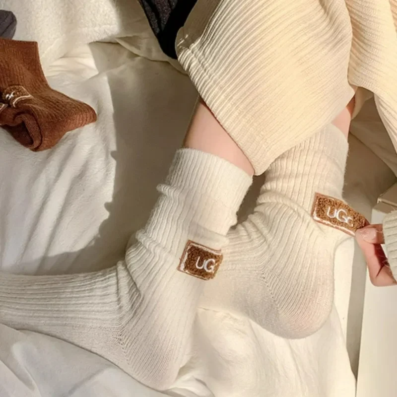 Calzini a metà polpaccio con logo con lettera ricamata alla moda Calzini in lana di cashmere Calzini casual in pile ispessito caldo invernale da donna Calzino per scarponi da neve