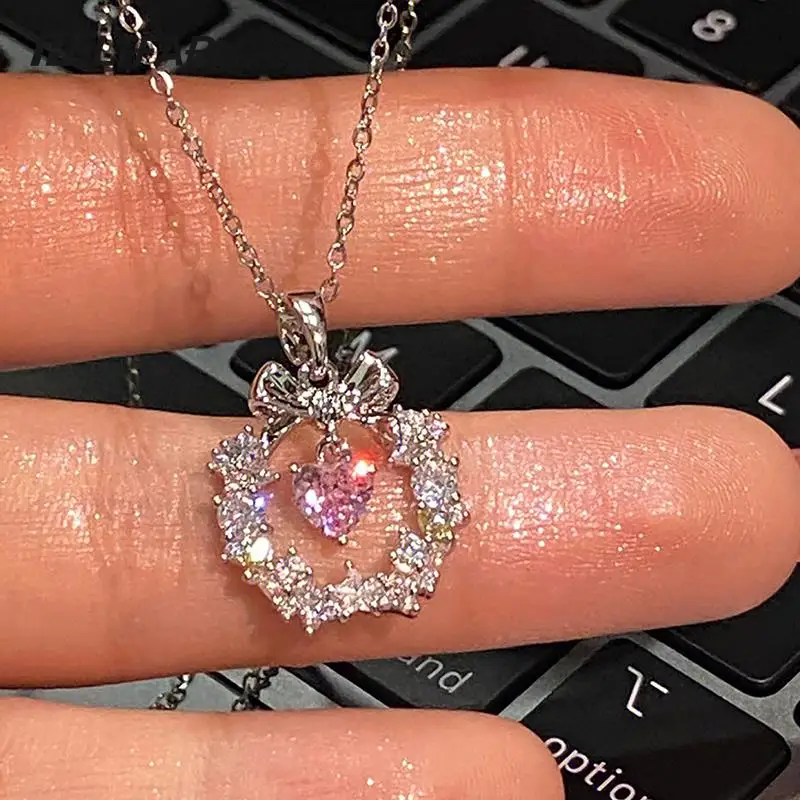 سلاسل من الكريستال الوردي على شكل قلب للنساء ، مجوهرات حساسة Y2K ، قلادة جميلة على شكل فيونكة ، إكليل الكريسماس