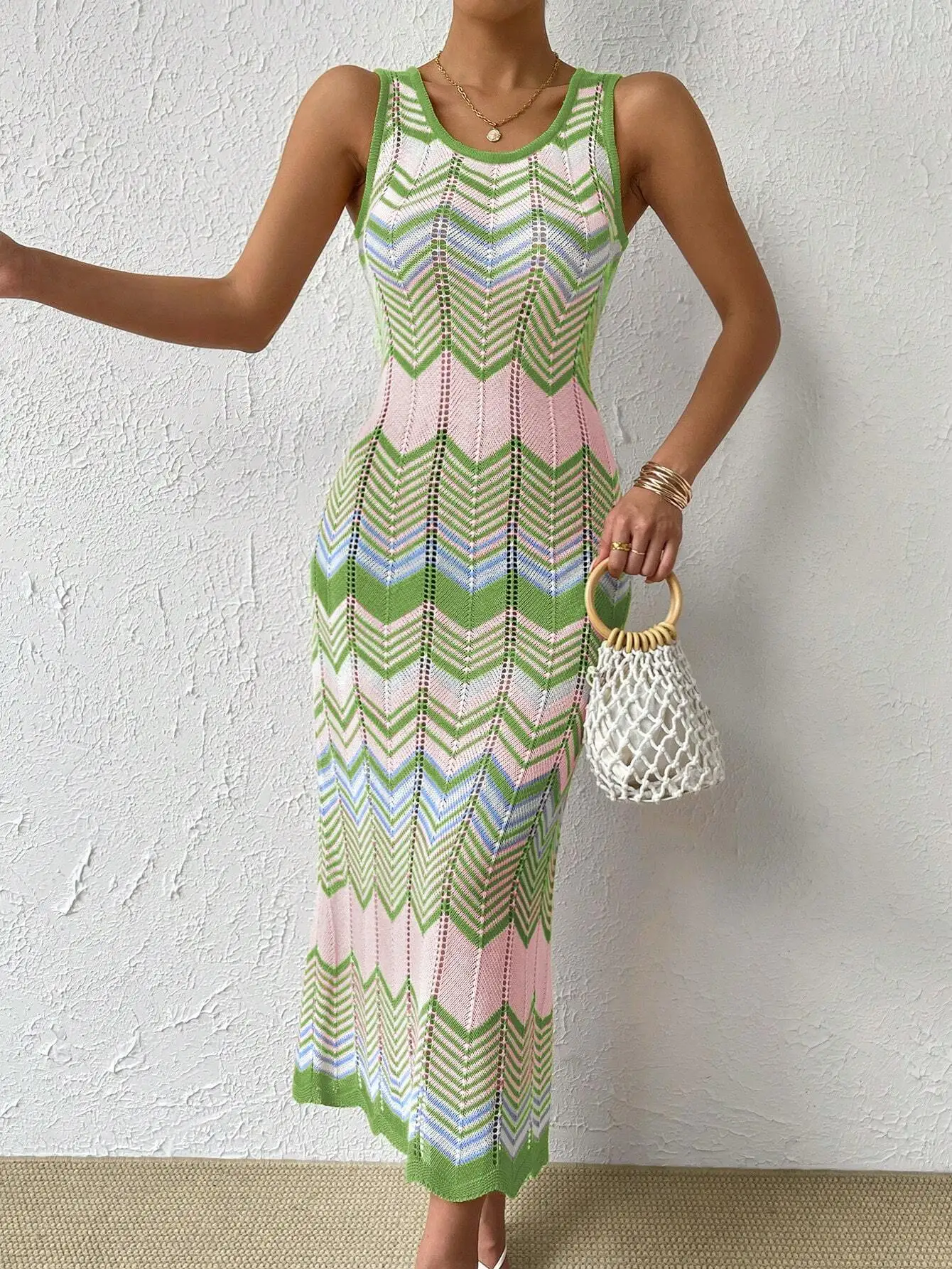 

Женское трикотажное платье миди без рукавов с круглым вырезом и узором в виде шевронов