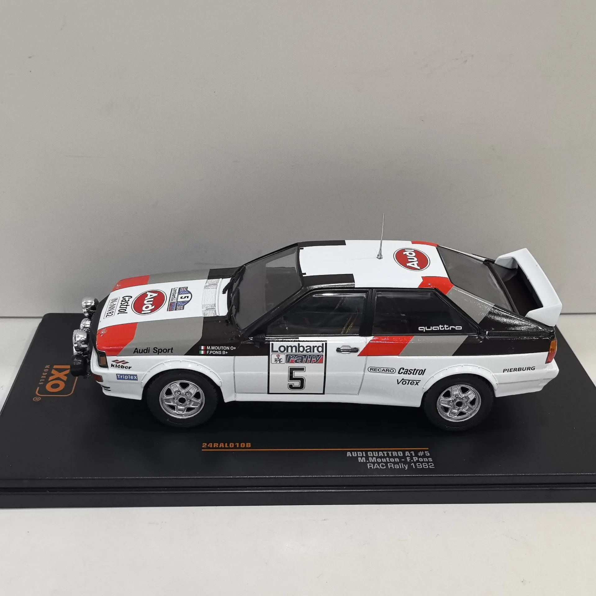 Model AUDI QUATTRO A1 od IXO, skala 1/24, wykonany metodą odlewu ciśnieniowego. # 5 1982 Audi Racing Alloy Car Model Collectible Toy Gift Souvenir Display Ornament - Model kolekcjonerski Audi Racing z 1982 roku, wykonany ze stopu, zabawka, prezent, pamiątka, ozdoba do ekspozycji
