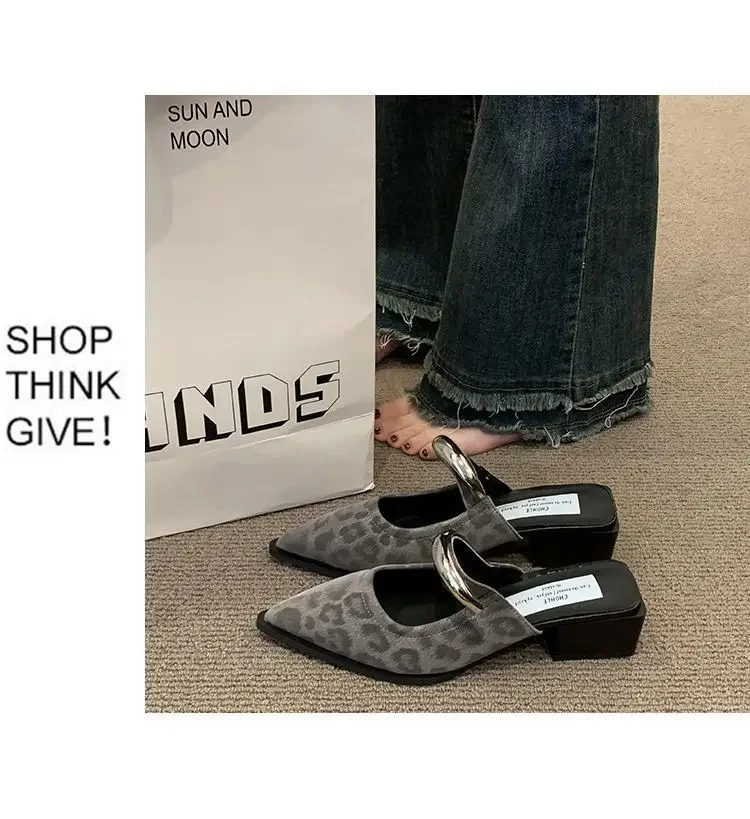2026 Neue Damen-Cover-Toe-Mules mit Metallverzierung, dicker Absatz, bequeme Street-Style-Slipper – Detail 9