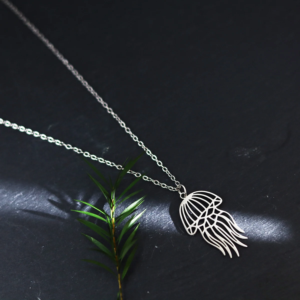 Kinitial Edelstahl-Halskette mit Quallen-Anhänger, modisch, schlicht, goldfarben, Meerestier-Anhänger, Halsketten für Damen, Schmuck