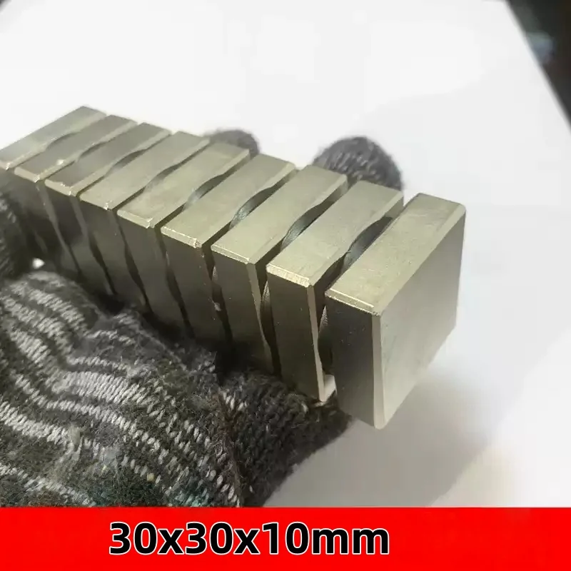 I magneti quadrati 30x30x10mm possono essere ampiamente utilizzati per frigoriferi, fissaggio documenti per ufficio e fai da te 30x30x10mm