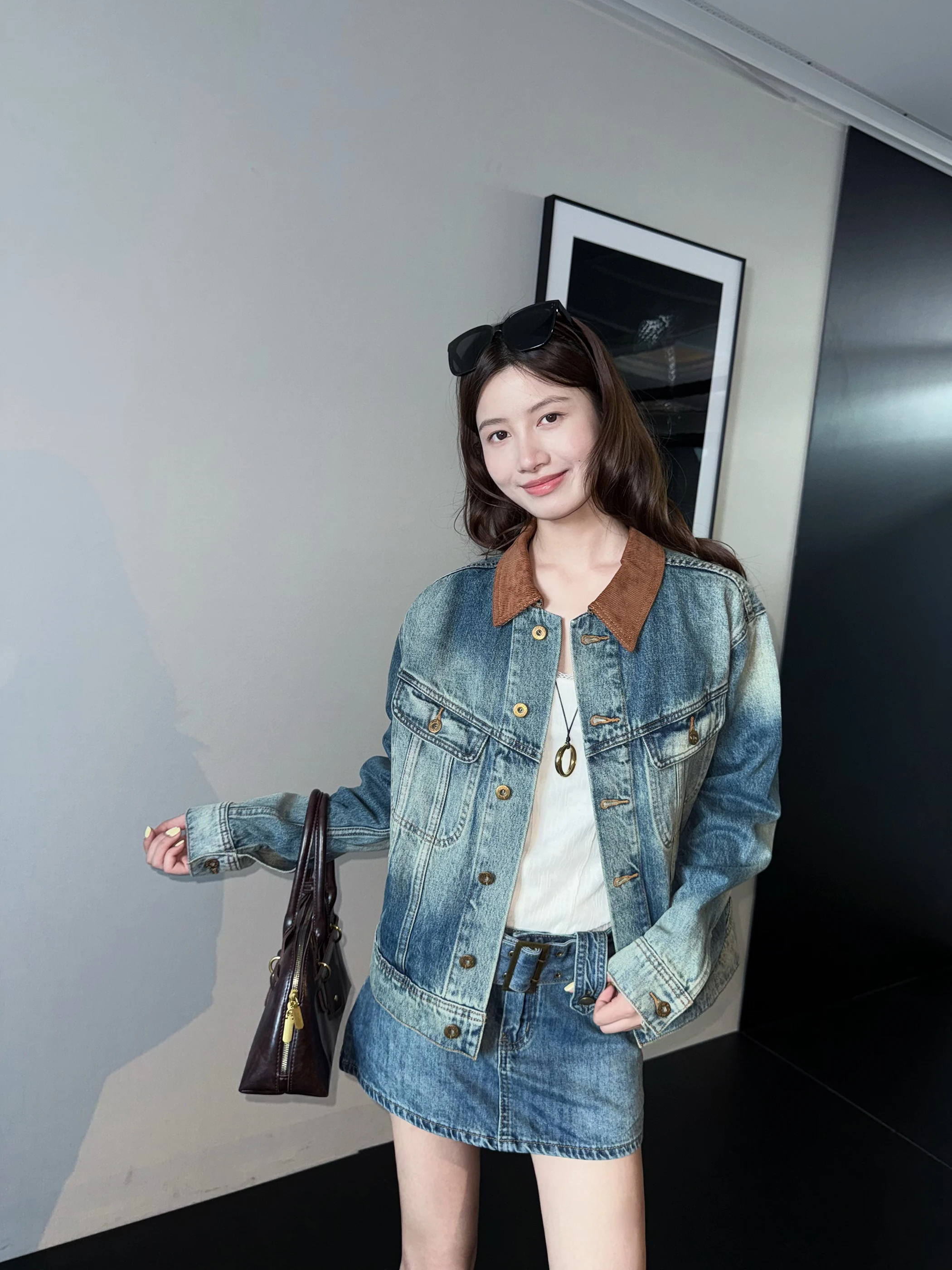 

Ретро джинсовая куртка женская с воротником из вельвета, синяя, винтажная, свободного кроя, с длинными рукавами, на пуговицах