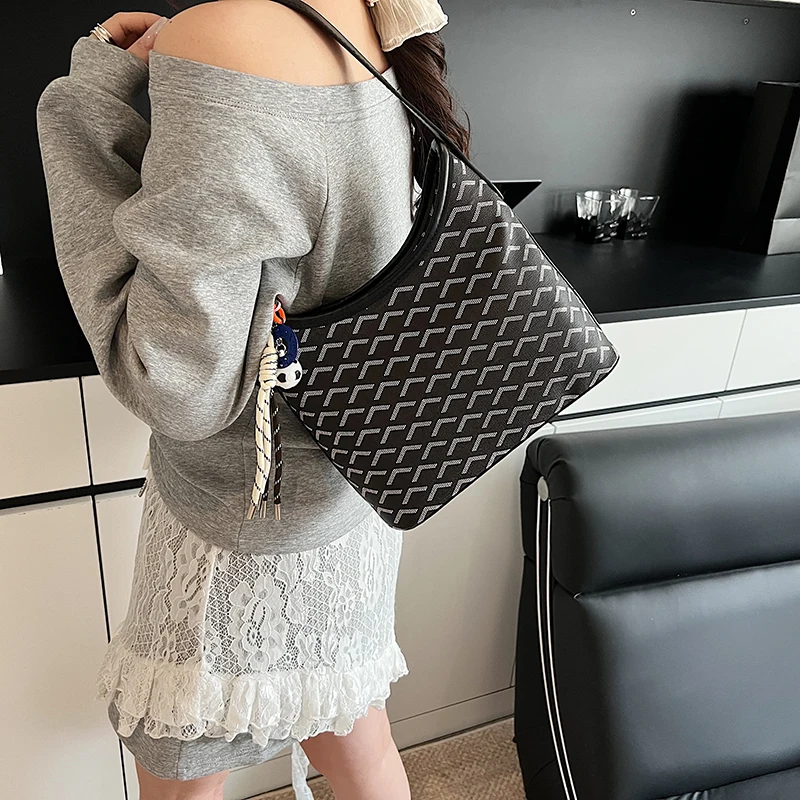 

Luxury and trendy women's zipper shoulder bag, classic chain strap crossbody bag, popular casual handbag