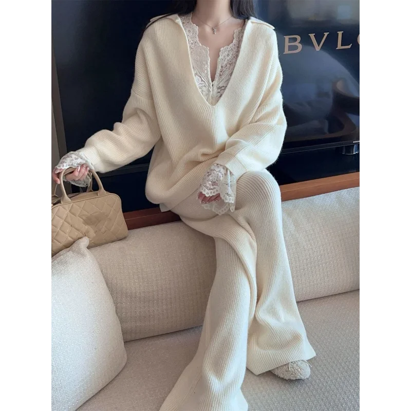 ชุดแฟชั่นเสื้อสเวตเตอร์คอวีสีขาวสำหรับผู้หญิง ฤดูใบไม้ร่วง ฤดูหนาว สไตล์เกาหลีใหม่ ทรงหลวม เนื้อผ้านุ่ม สบาย กางเกงขายาวทรงกว้าง ชุดสองชิ้นสุดอินเทรนด์
