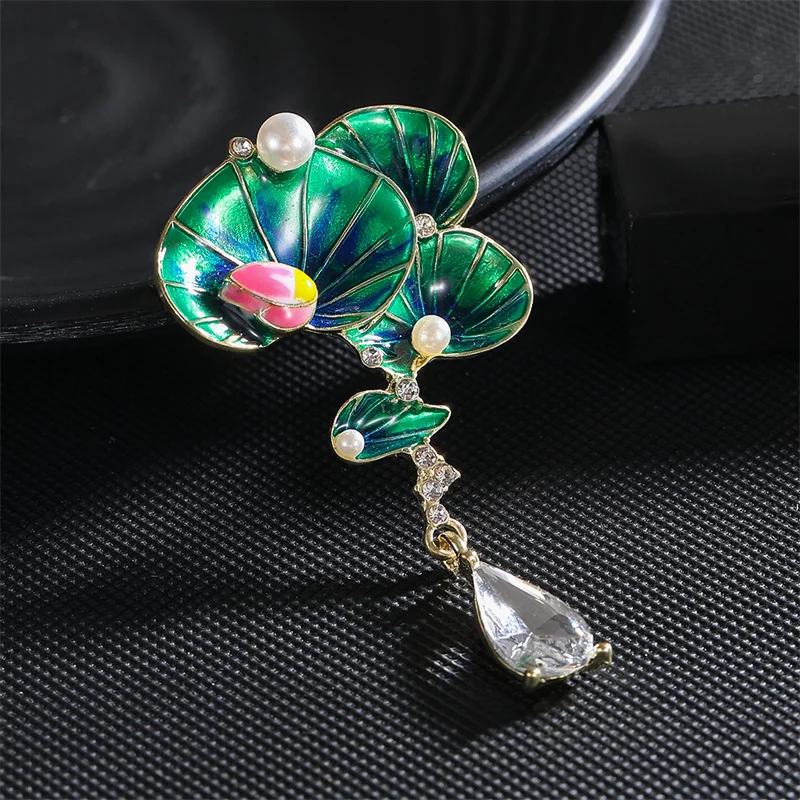 

Green Dripping Oil Lotus Flower Pearl Brooches For Women Temperament Water Lilies Rhinestone Brooch Luxury Jewelry Accessories