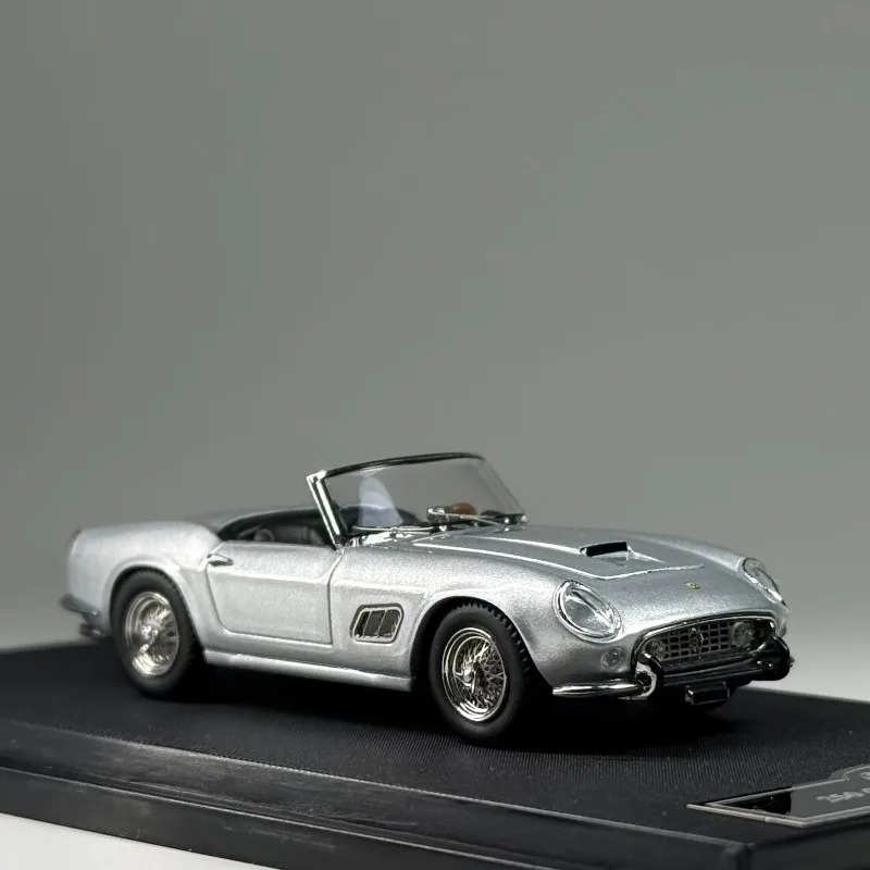En stock: Coche deportivo clásico convertible 250GT California a escala 1:64 con puertas dobles, modelo de aleación, figura de colección para habitación.