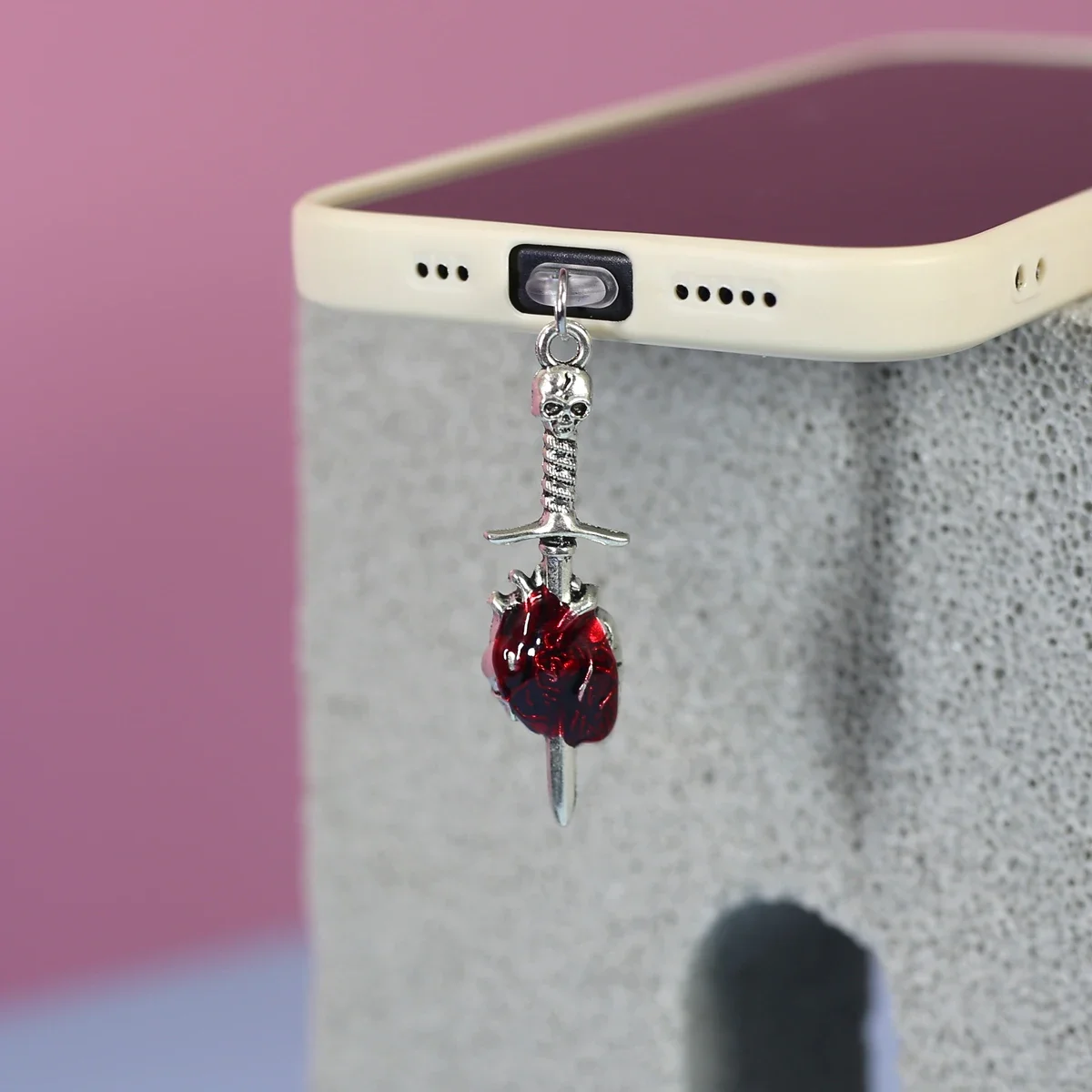 بارد 3D شيطان الجمجمة السيف ثقب القلب الهاتف المحمول الغبار التوصيل قلادة الملحقات مناسبة آيفون نوع-C أندرويد ميناء الغبار