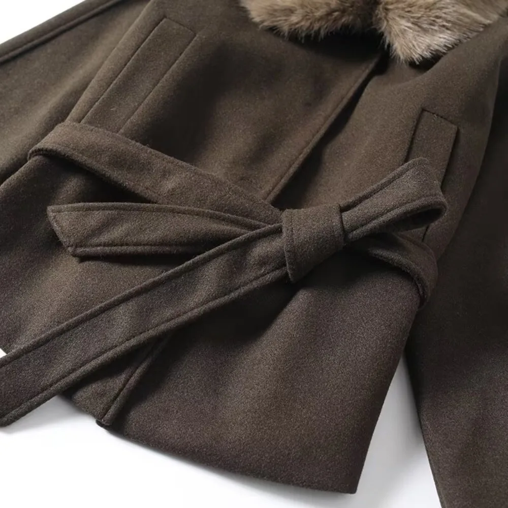 

Повседневное осеннее пальто с воротником из искусственного меха с поясом для женщин. Новая верхняя одежда цвета хаки с высоким воротником и контрастной отделкой из искусственного меха и тканевым поясом.