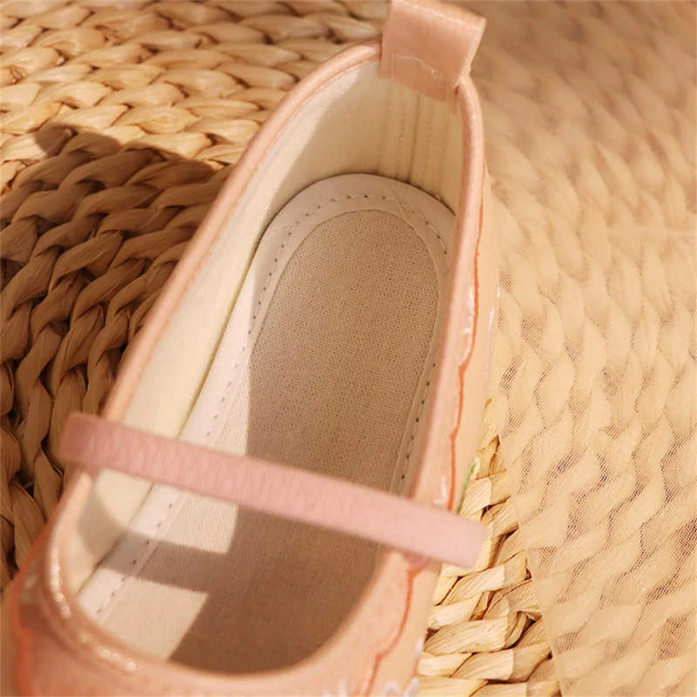 소녀의 Hanfu 신발 어린이 수제 귀여운 중국어 복고풍 수 놓은 천 플랫 봄 가을 고대 의상 Cheongsam 신발