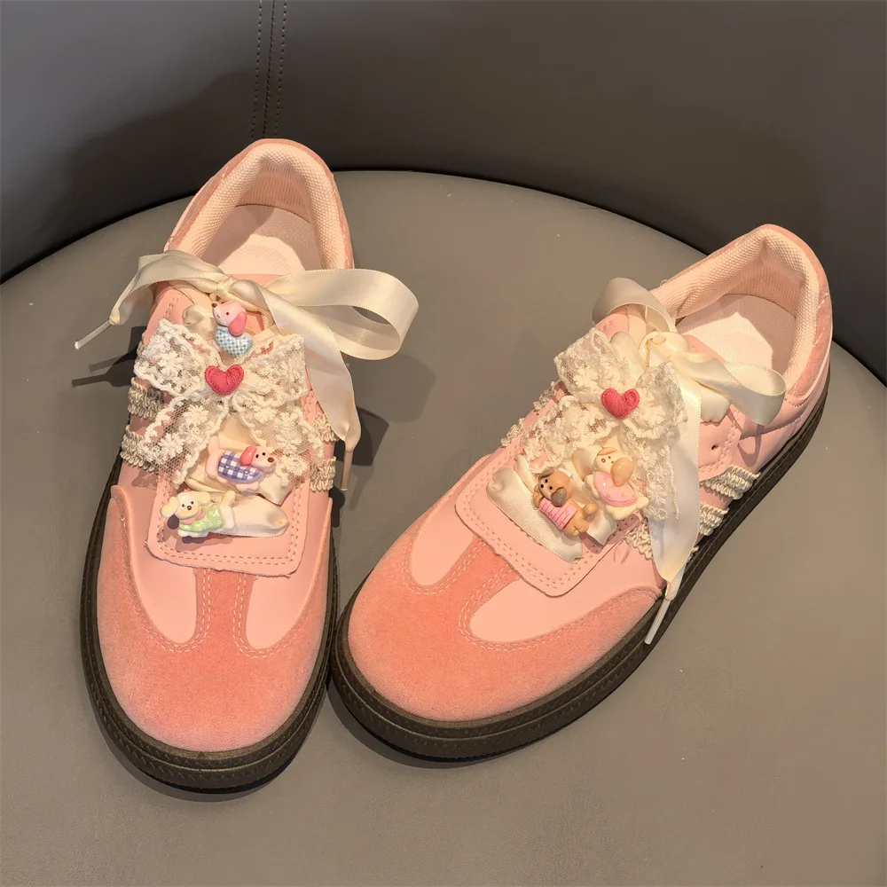 Neue Love Lace Bow Schnürsenkel mit niedlichem Cartoon-Hund-Charm – DIY abnehmbares Sneaker-Zubehör für modische Schuhdekorationen