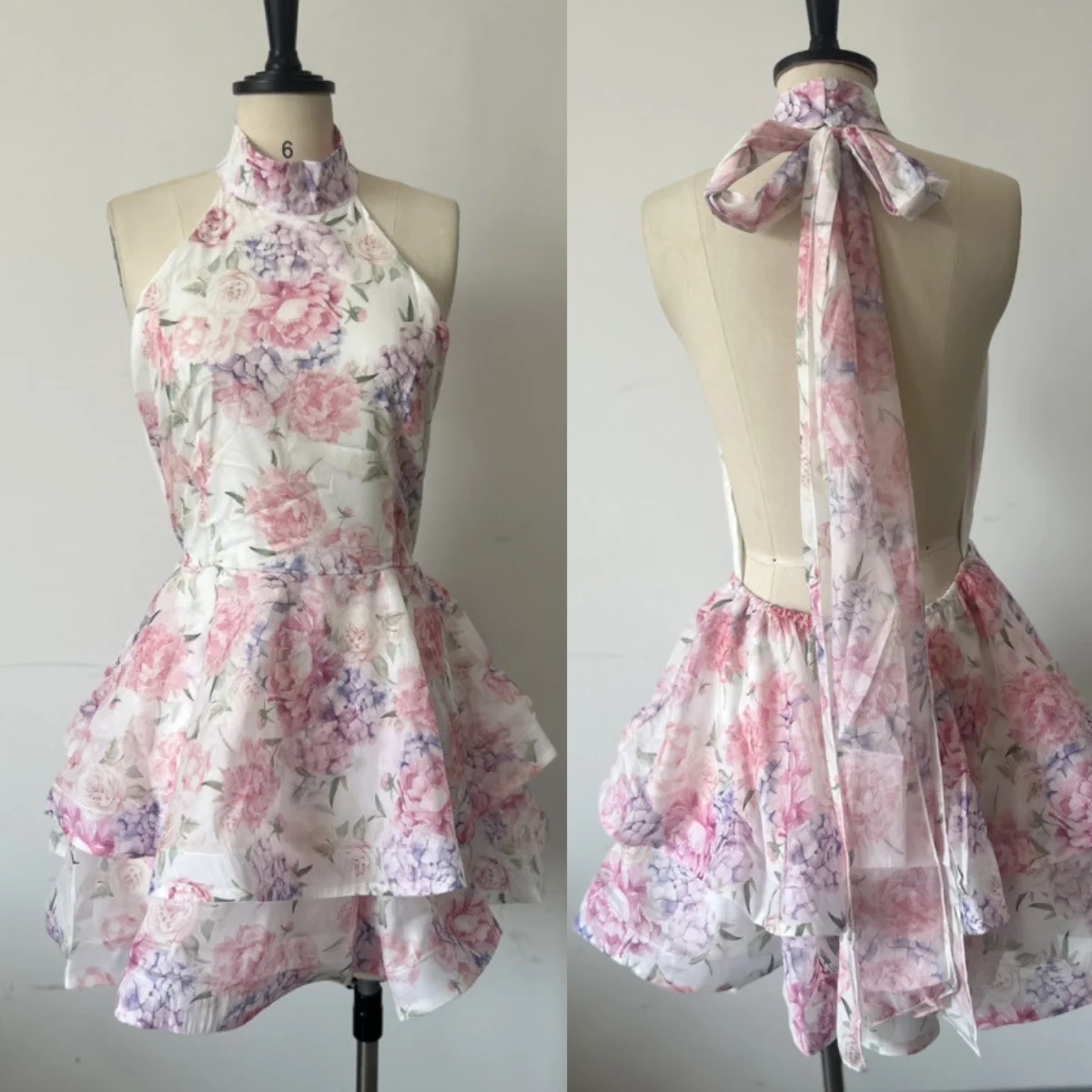 Sukienka mini z falbankami, wiązana na szyi, z kwiatowym wzorem, odkryte plecy z kokardą, rozkloszowana, dopasowana, modna, idealna na imprezę, oddychająca.