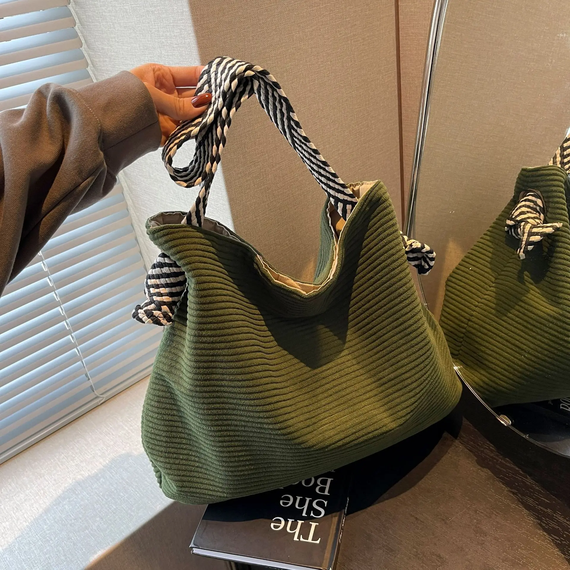 Lässige Hobo-Umhängetasche aus Cord, minimalistische einfarbige Handtasche, All-Match-Retro-Tasche – Detail 7