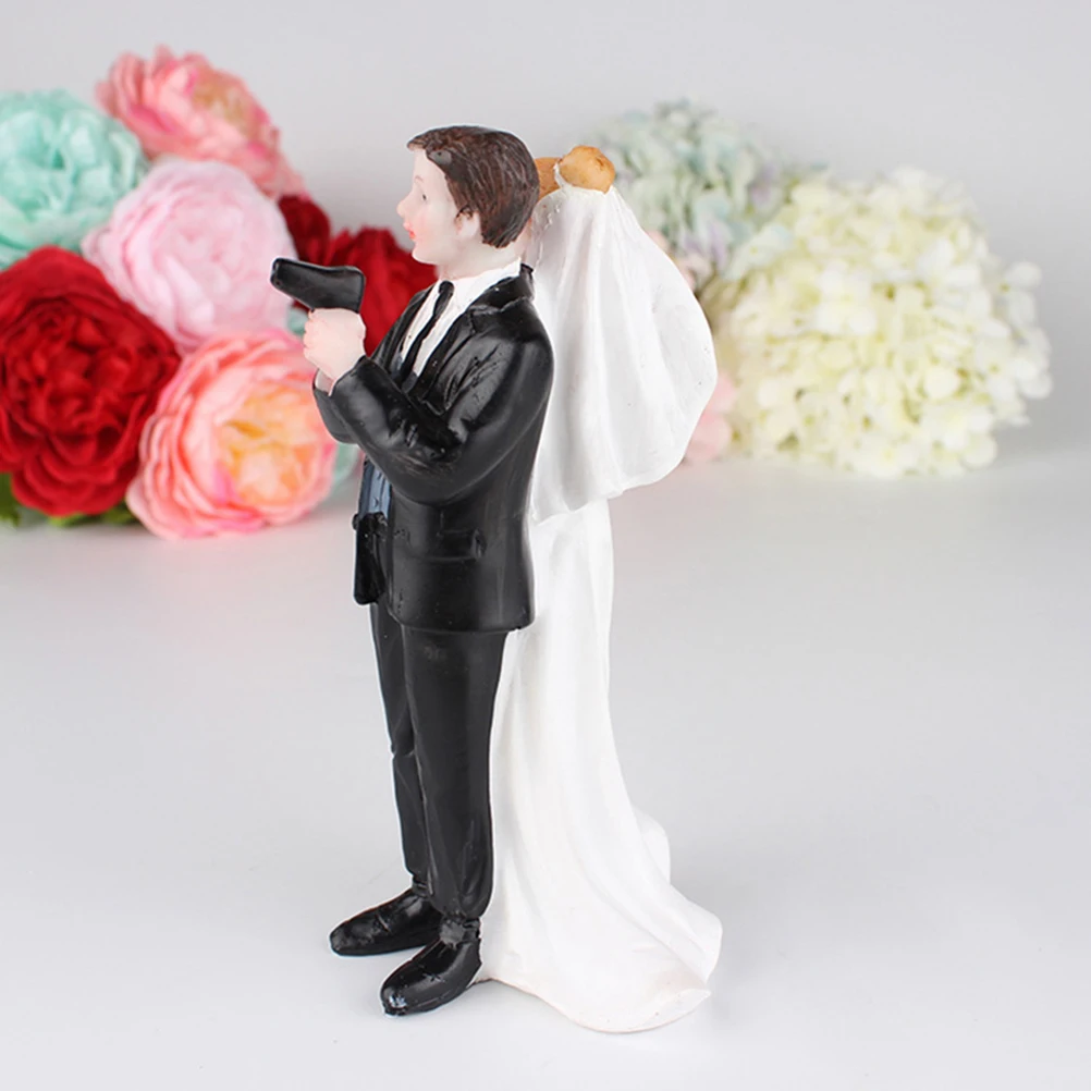 

Wedding Cake Topper Decoration Bride Hug Groom Resin Figurine Romantic Funny Design For Wedding PartyCelebrations Gifts