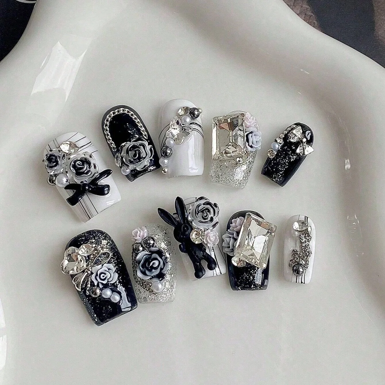10 Stück kurze, quadratische, handgefertigte Press-On-Nägel in Schwarz-Weiß mit 3D-Kaninchen-, Rosen-, Schleifen-, Strass- und Perlenverzierungen, wiederverwendbare künstliche Nägel für Damenpartys