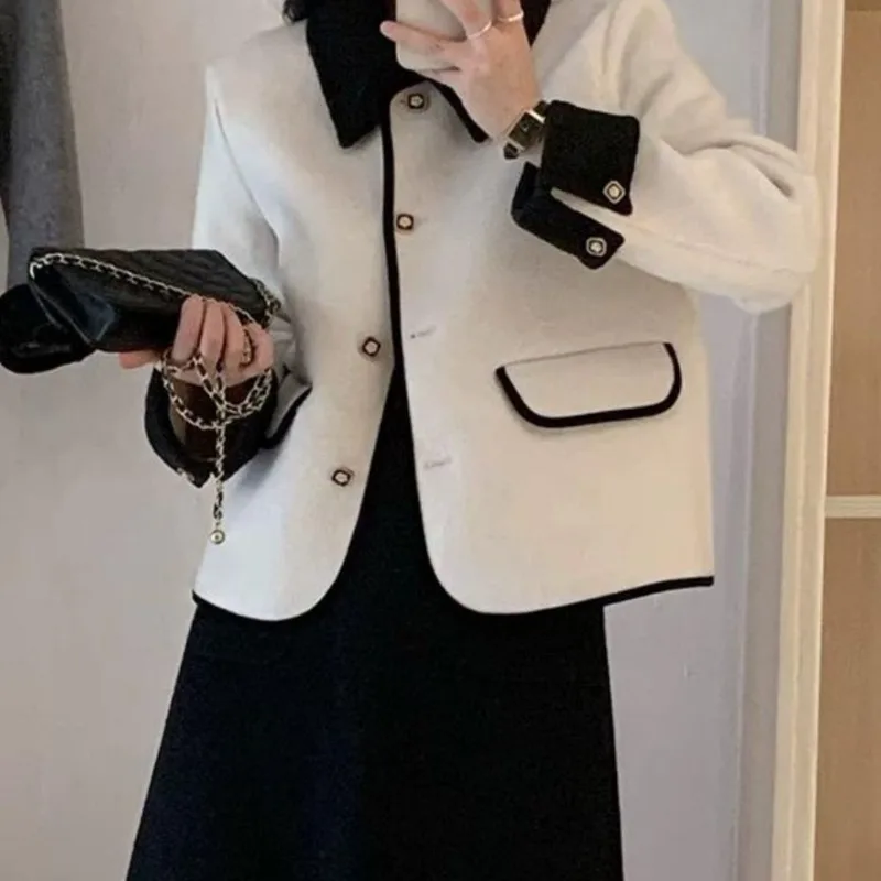 2025 Nuovo cardigan lavorato a maglia corto autunno inverno Cappotto in puro colore stile francese Capispalla di alta qualità per donna
