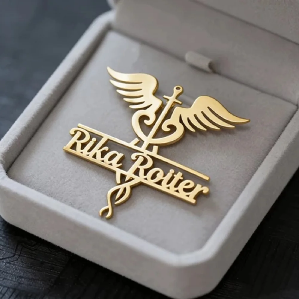 Sipuris Caduceus Personalisierte Namensbrosche aus Edelstahl, personalisierte Namensschild-Brosche für Krankenschwestern und Ärzte, modischer Schmuck, Geschenke – Detail 10
