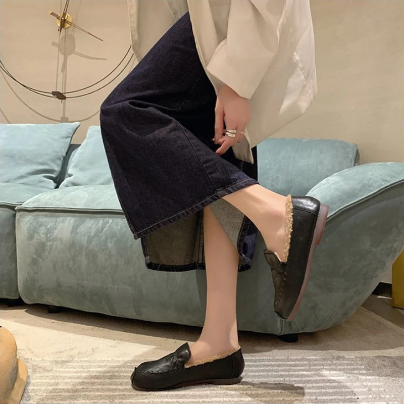 Okrągłe palce damskie Casual Female Sneakers White Leather Shoes Slip-on Loafers Fur Soft Moccasin Slip on New Winter Leisure Basic