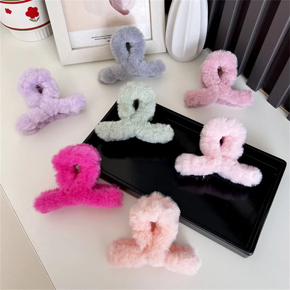 Winter Plush Hair Claw Clips Faux Furry Korean Claw Clip Elegant Acrylic Barrette Women Hair Clips Headwear Hair Accessories