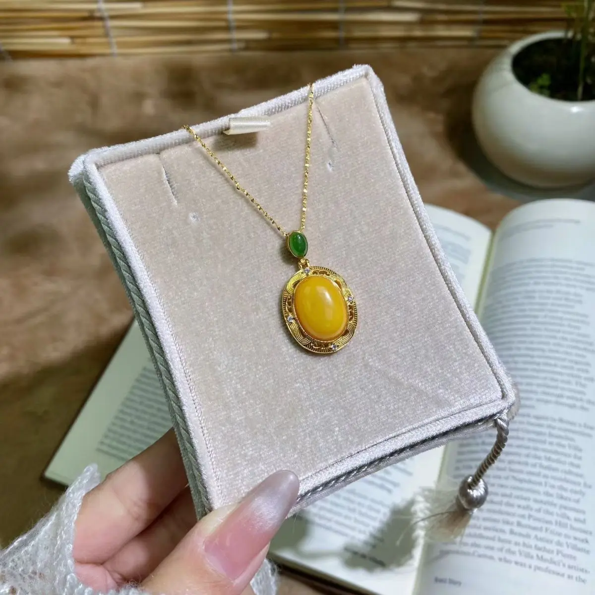 2026 new beeswax brushed silver egg surface pendant necklace elegant temperament inlaid beeswax pendant necklace model