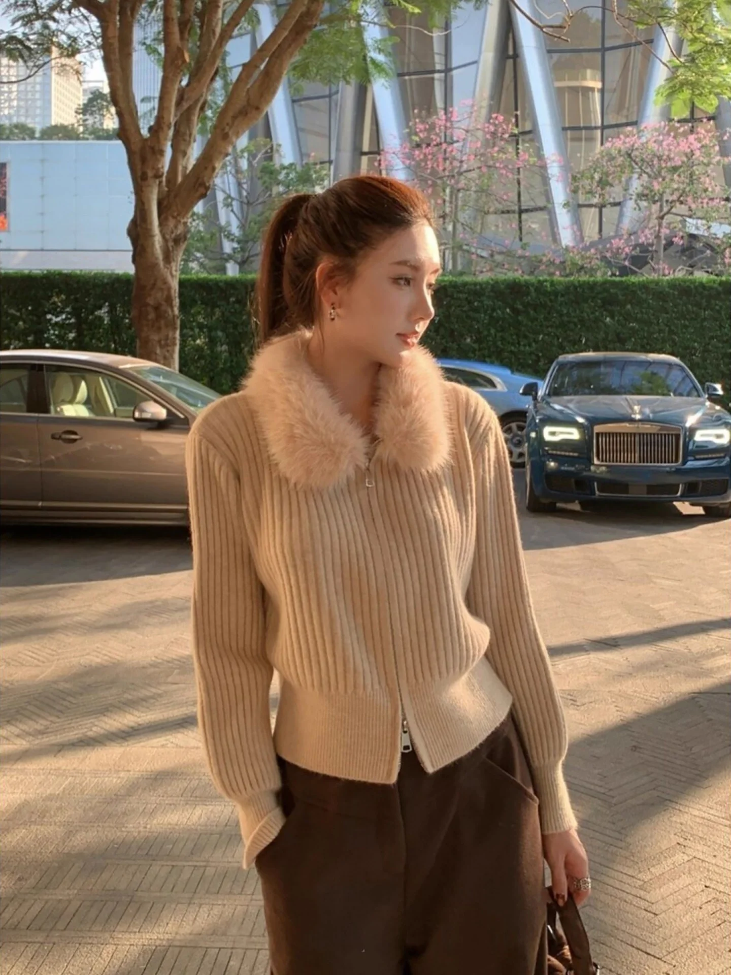 เสื้อโค้ทไหมพรมทรงเข้ารูปสำหรับผู้หญิง แต่งปกขนสัตว์ ใส่เป็นเสื้อตัวในหรือเสื้อตัวนอกได้ เหมาะสำหรับฤดูใบไม้ร่วงและฤดูหนาว สไตล์ลำลอง สวมใส่สบาย