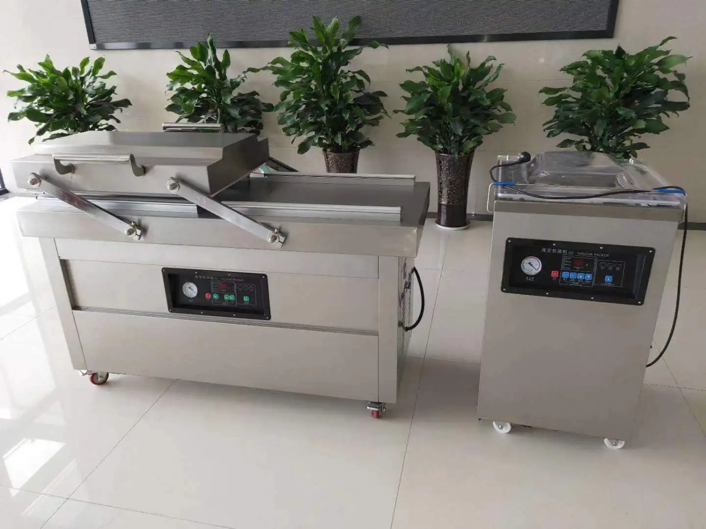 DZ 400/500/600 ที่กําหนดเอง CE ได้รับการรับรองอาหารเกรด Double Chamber ซีลขึ้นรูปเครื่องบรรจุภัณฑ์สูญญากาศ