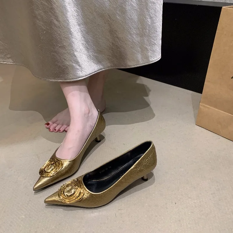 Printemps automne nouveau Sexy rétro mi talon chaussures simples femmes bout pointu métal fleur décoré talon mince confortable femmes chaussures