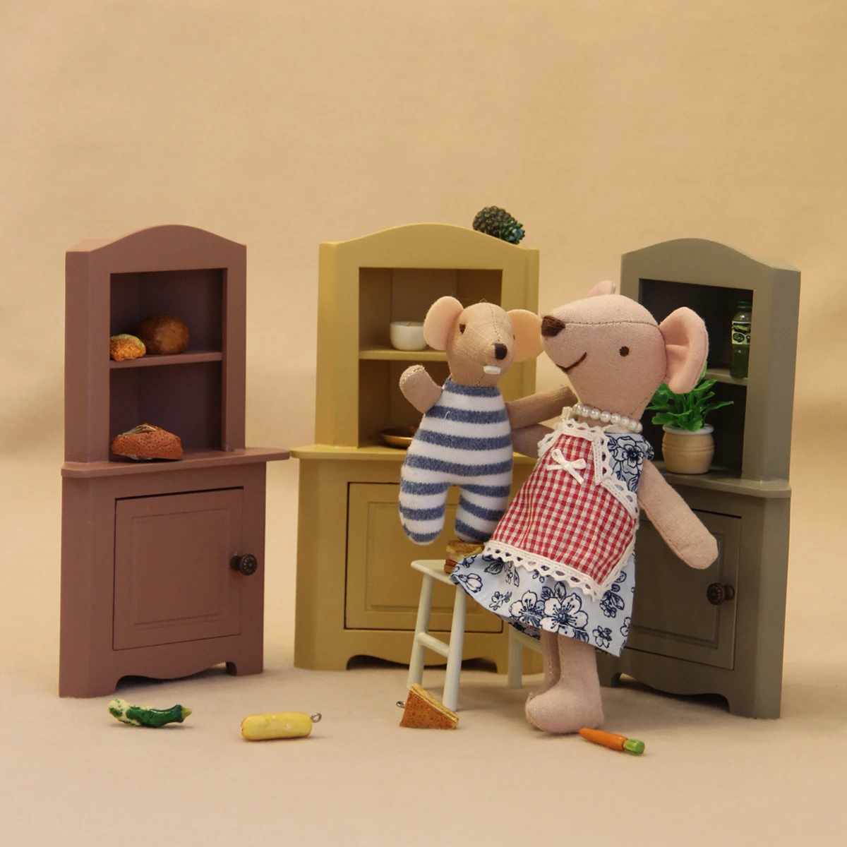 1:12 ミニチュア人工家具木製キャビネットは 3 色でご利用いただけ、おもちゃの家のアクセサリーに適しています