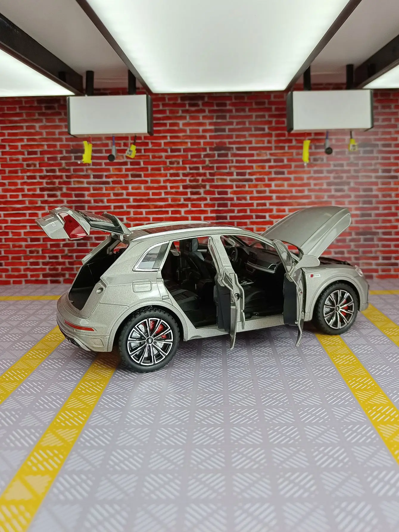 AUDI Q5-Modèle de voiture SUV tout-terrain en alliage pour enfant, véhicule en métal moulé sous pression, collection de jouets pour garçon, simulation de voiture, dos côtelé, cadeau, 1:24