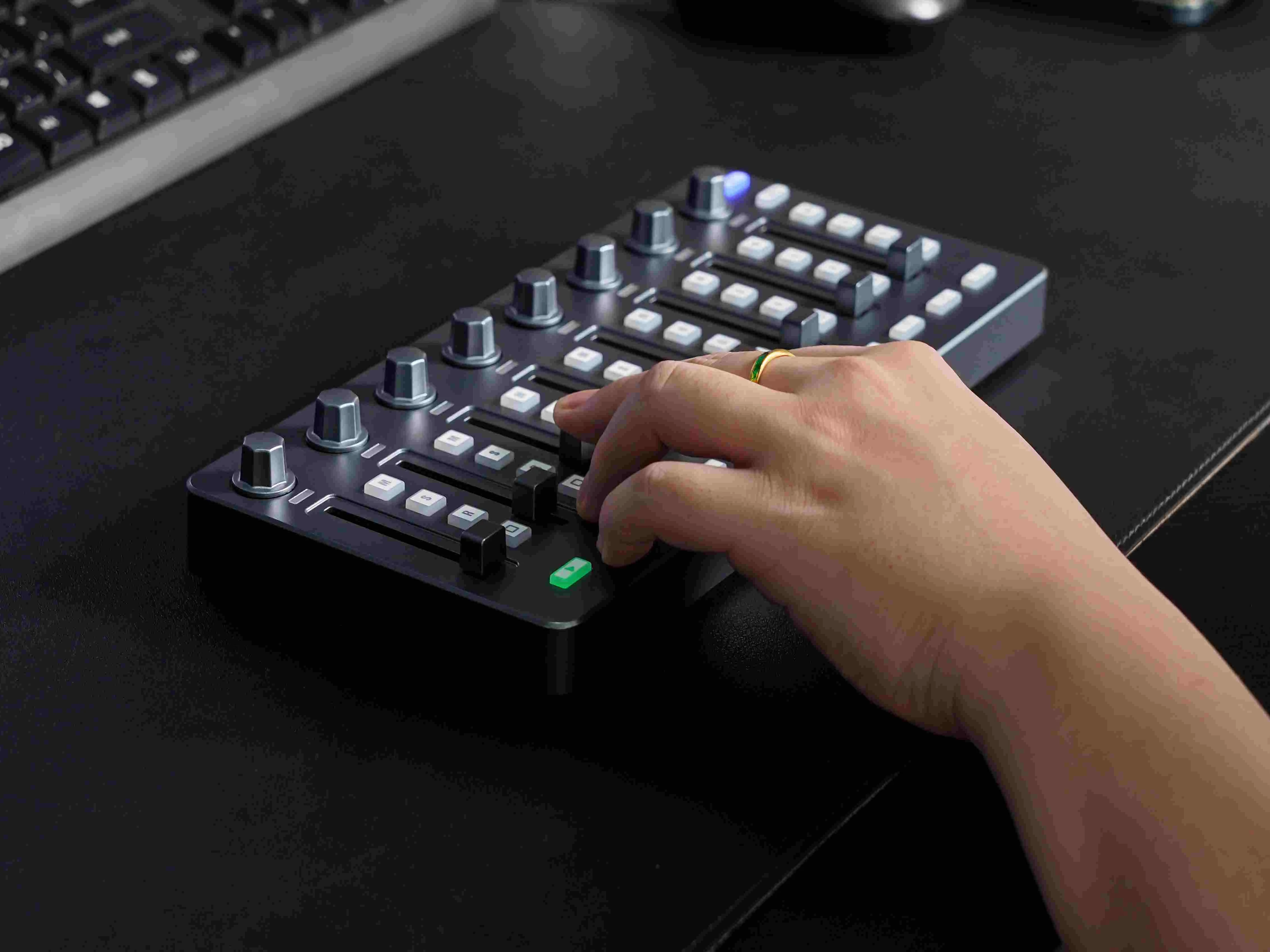 

M-VAVE SMC MIXER Серый портативный микшер с Bluetooth, MIDI, 8 фейдерами, 8 ручками регулировки, USB MIDI-контроллер для Ableton, FL Studio, Cubase, Music Studio