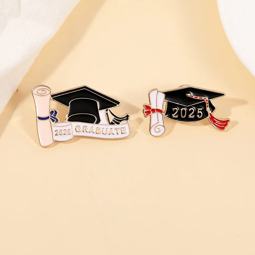 2025 Graduation Season Brooch Creative Bachelor Hat Metal Brooch Enamel Badge for Graduate Students Friends Jewelry Gifts