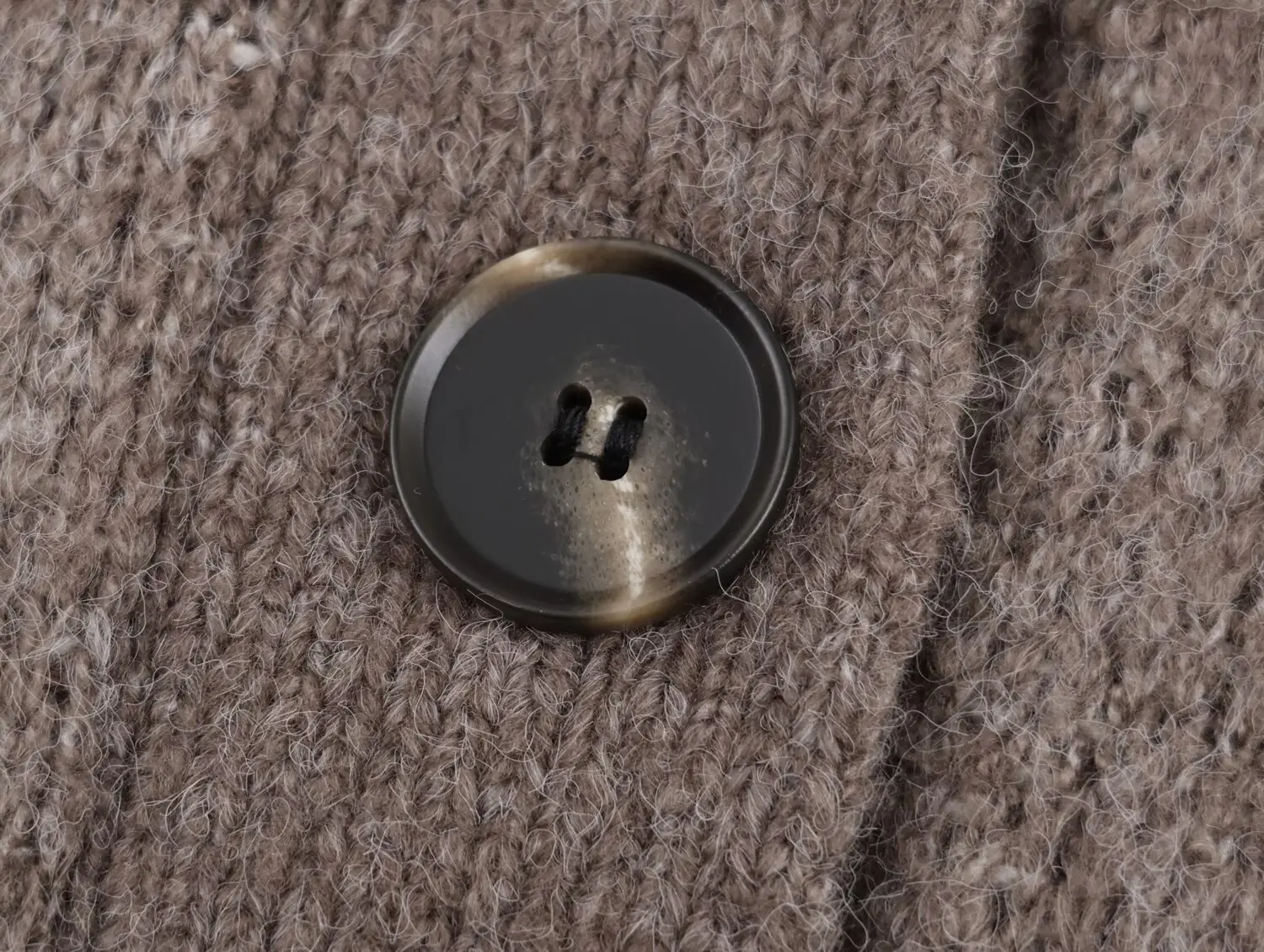 2025, neue Damenbekleidung, europäischer und amerikanischer Stil, modische Jacquard-Strickjacke mit V-Ausschnitt, gebürstetem Farbeffekt