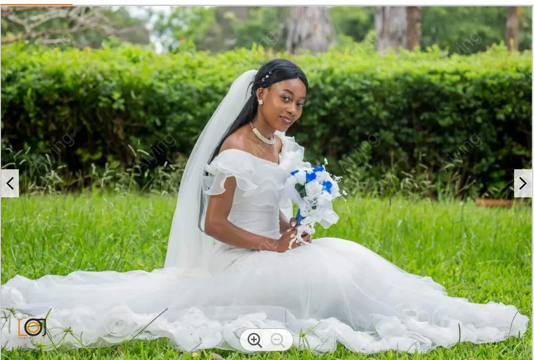 Maßgeschneidertes, schulterfreies, schulterfreies Brautkleid aus Tüll mit Rüschen, elegantes Meerjungfrau-Brautkleid mit handgefertigten Blumen unten