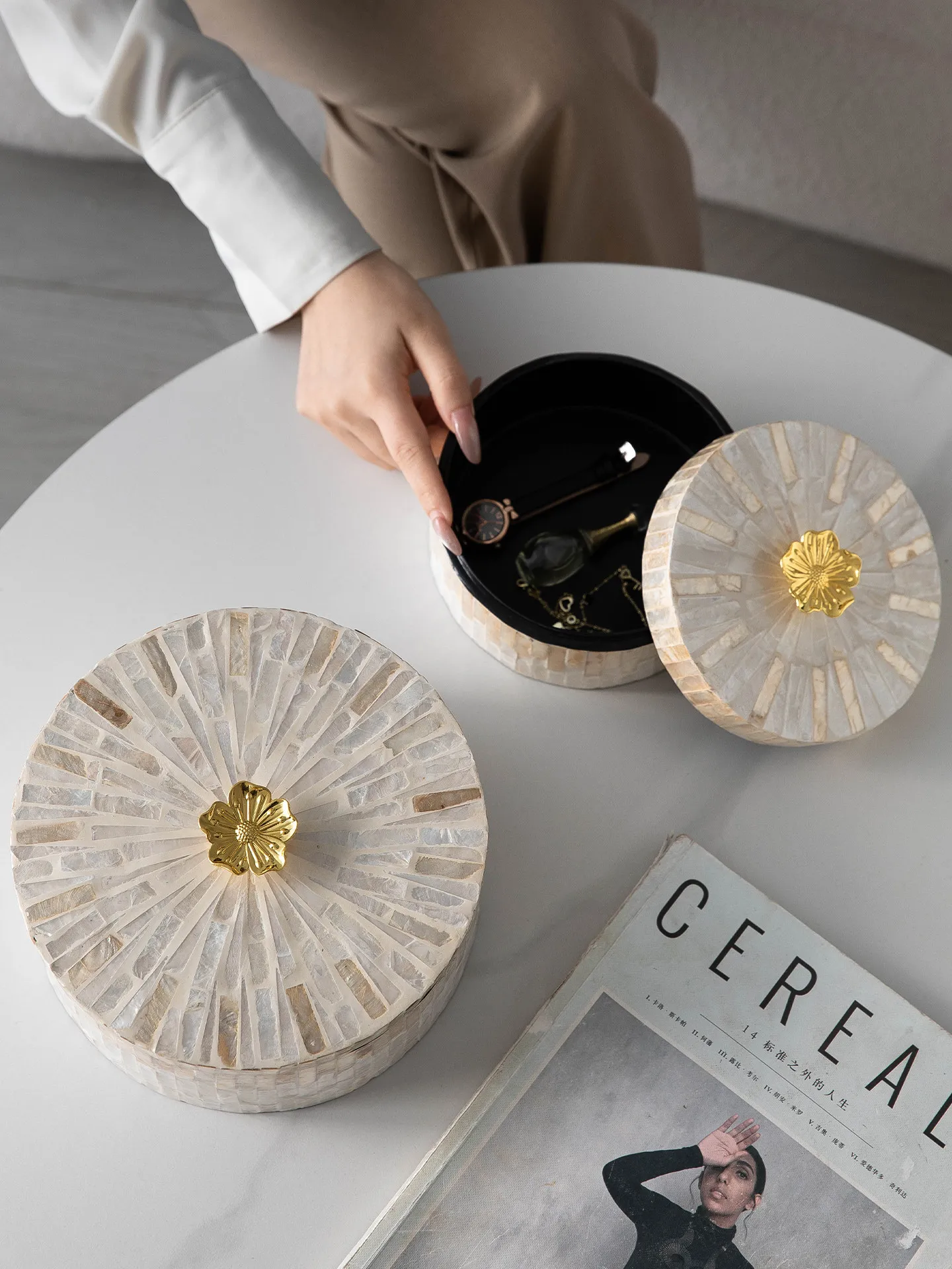 

Шкатулка для украшений из натурального перламутра, круглая, декоративная, с золотой ручкой, роскошная шкатулка для хранения колец и серег