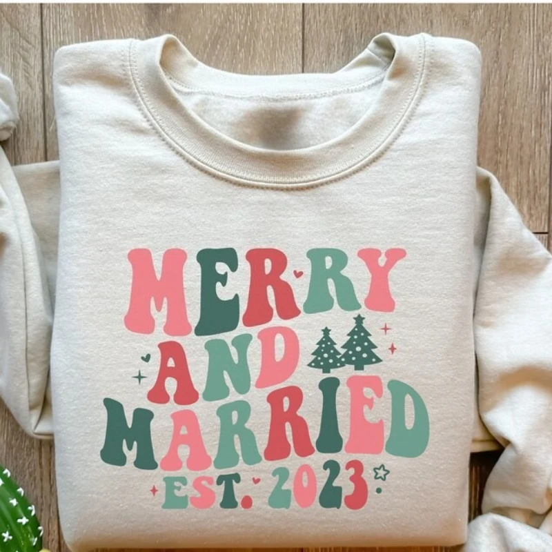 Feliz y casado Est 2025 Sudadera Navidad Boda a juego Parejas recién casadas Parejas de Navidad Sólo casado Sudadera con capucha navideña