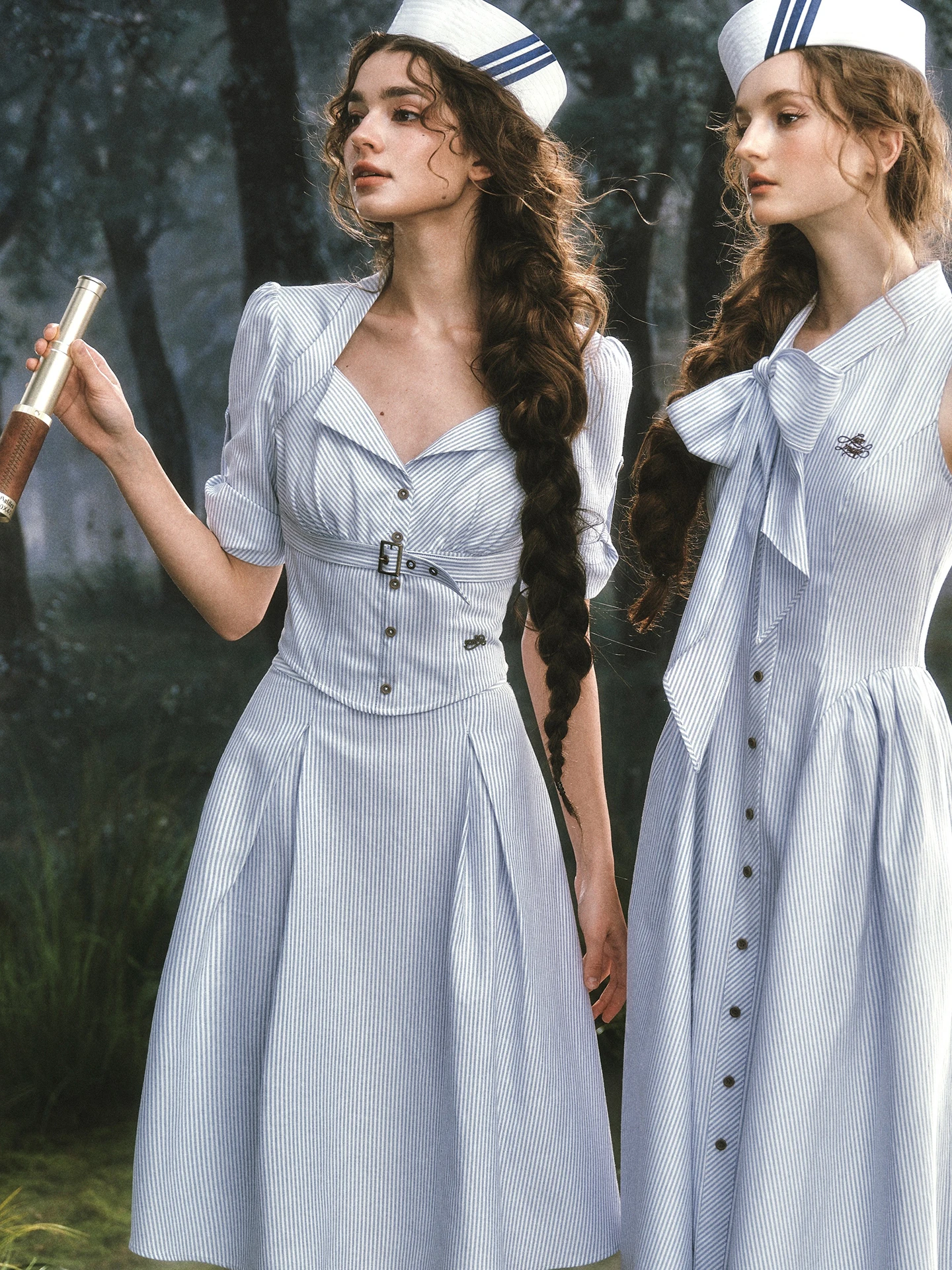 

Комплект для любителей морской тематики: синяя полосатая юбка и жакет в стиле Old Money. Модный дизайн для женщин. Весна-лето.