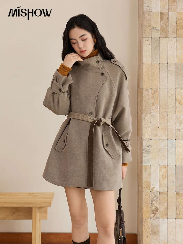 

MISHOW Роскошное женское пальто 2025 года, зимнее ретро бежево-серое пальто с воротником-стойкой и одной пуговицей, ветрозащитное пальто средней длины MXE48W0888