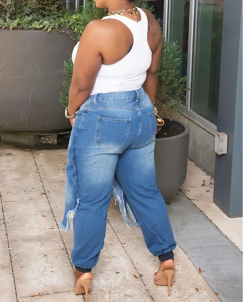 Damskie obcisłe jeansy z dziurami, sznurowaniem i frędzlami - asymetryczne, postarzane, jasno niebieskie denimy z średnim stanem.