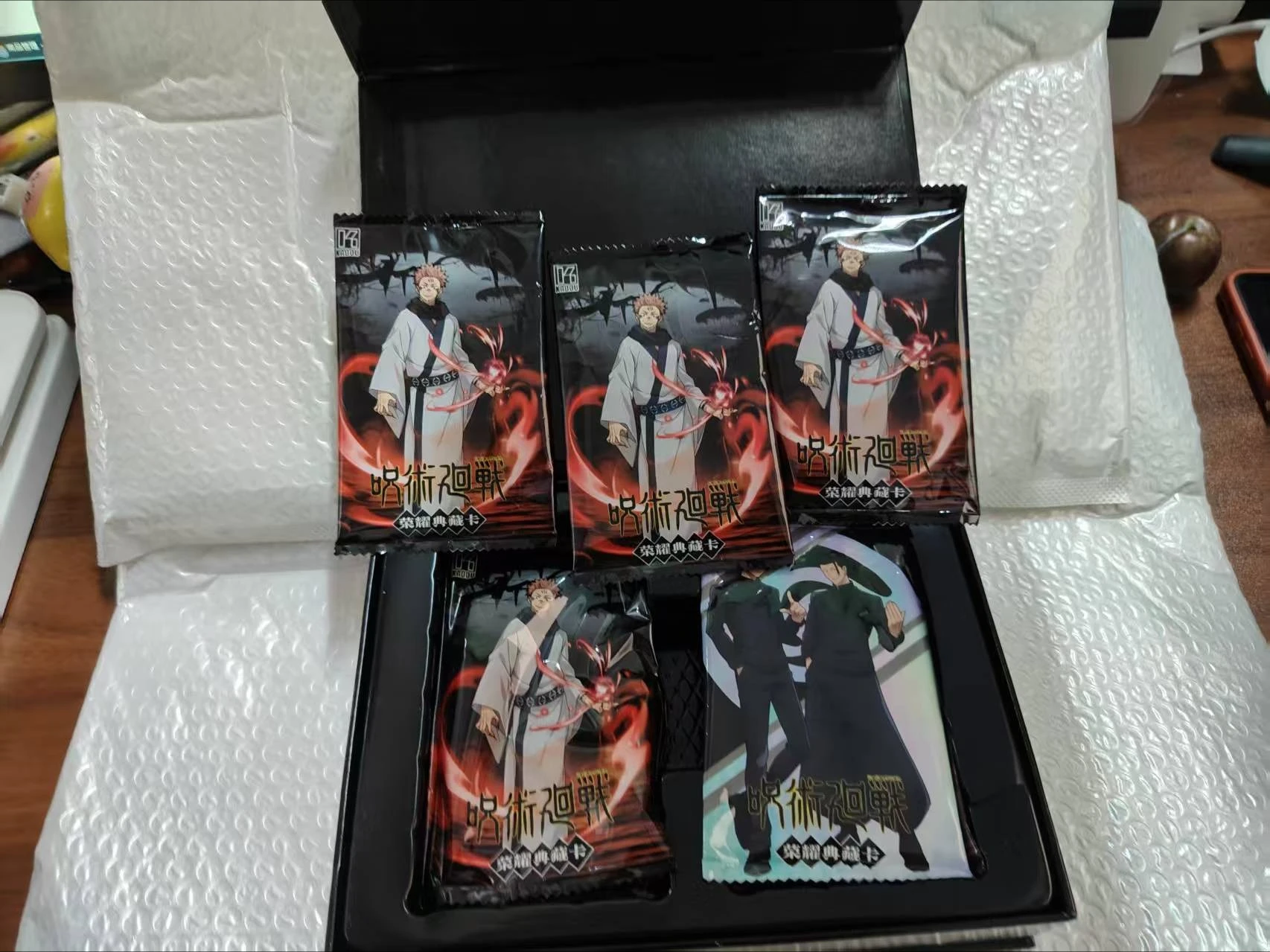 Karty kolekcjonerskie Jujutsu – Anime Merchandise Europe recenzja i cena